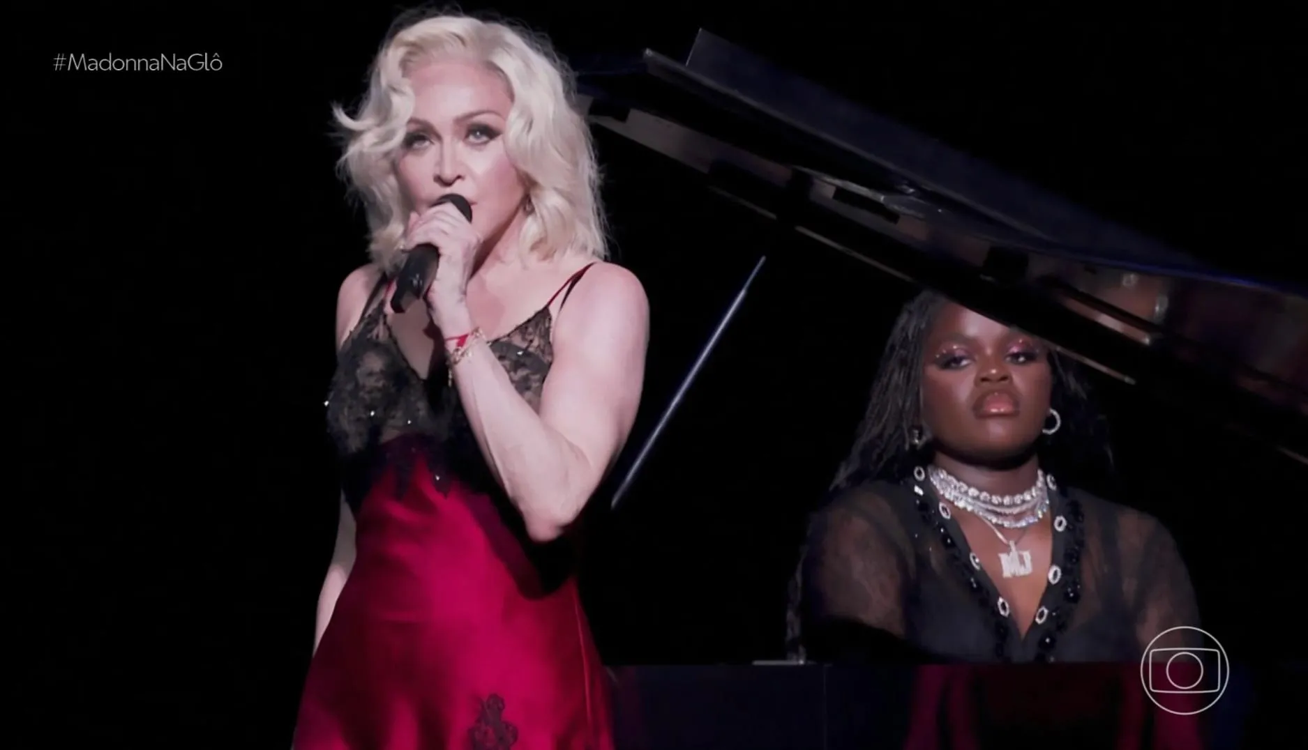 Mercy James, 18, adotada em 2009, toca piano de cauda enquanto a mãe canta 'Bad girl'
