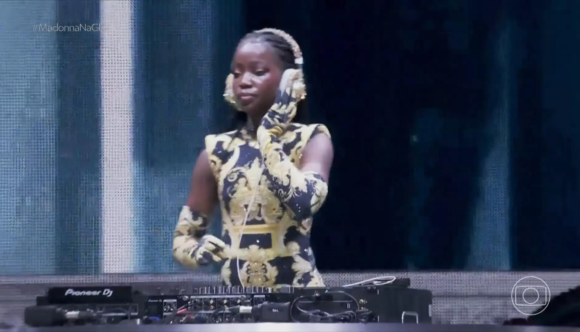 Estere aparece como DJ de um ball