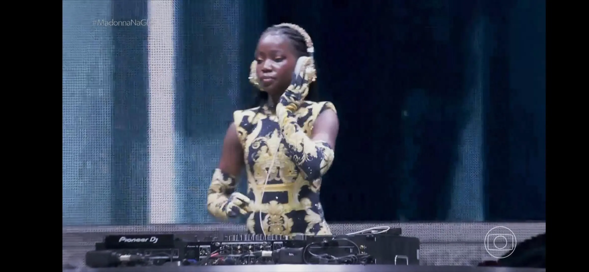 Estere aparece como DJ de um ball