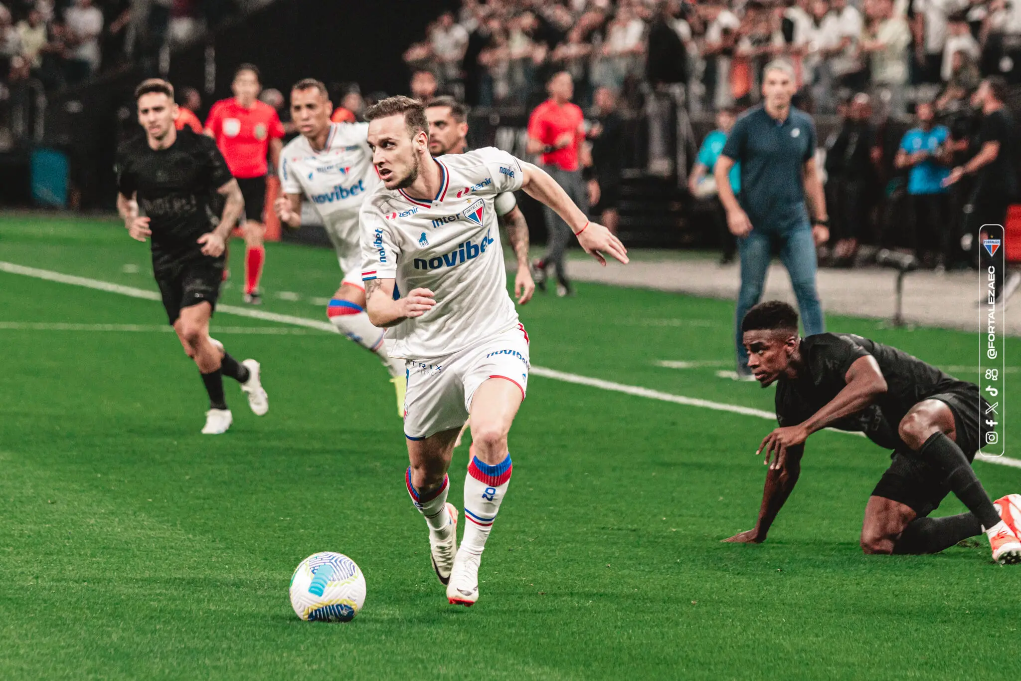 Pochettino com a bola em jogo do Fortaleza contra o Corinthians