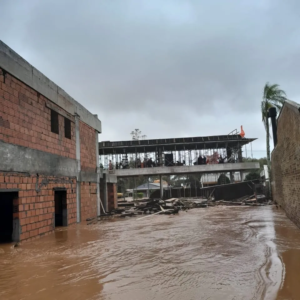 Estruturas colapsam devido à força das precipitações