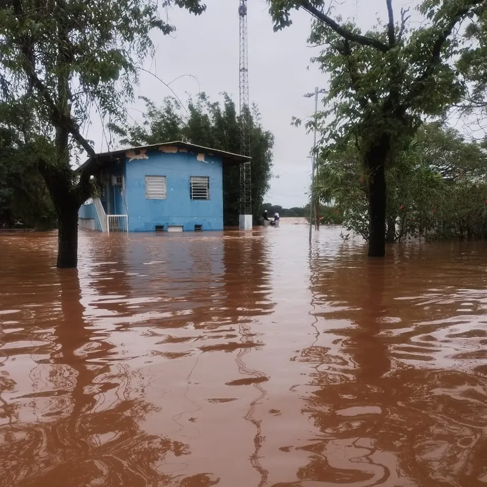 Moradores deixam as casas por causa dos perigos da chuva