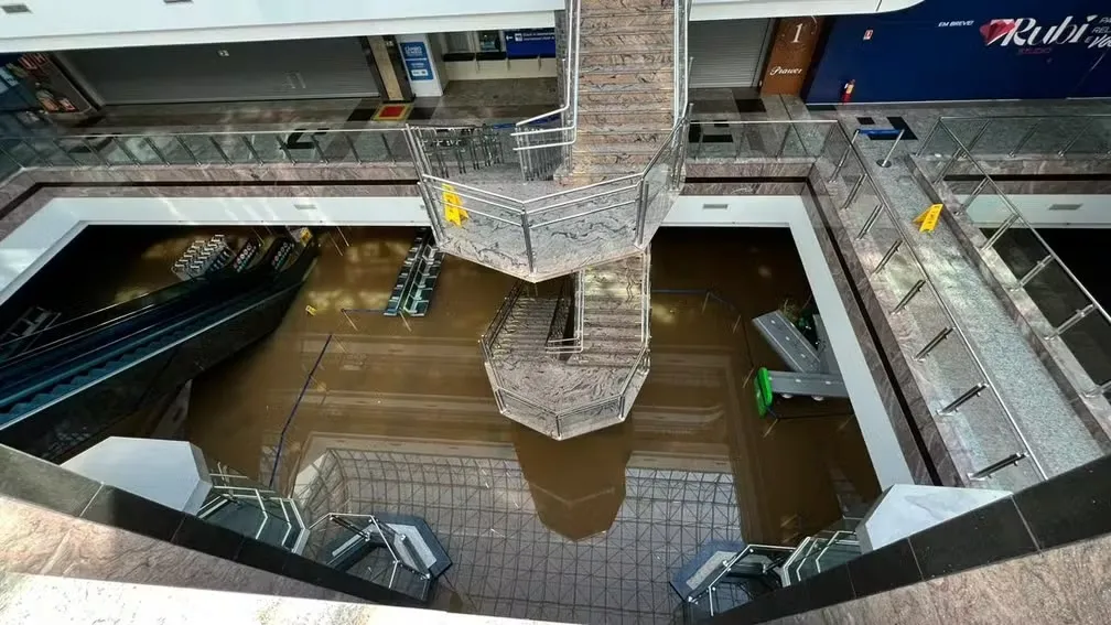 O aeroporto de Porto Alegre ficou alagado e teve de suspender os voos