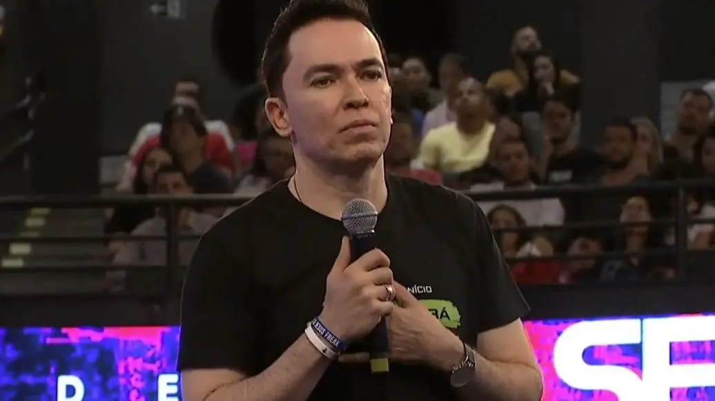 Pastor que beijou a filha na boca, diz ter feito o mesmo com o filho