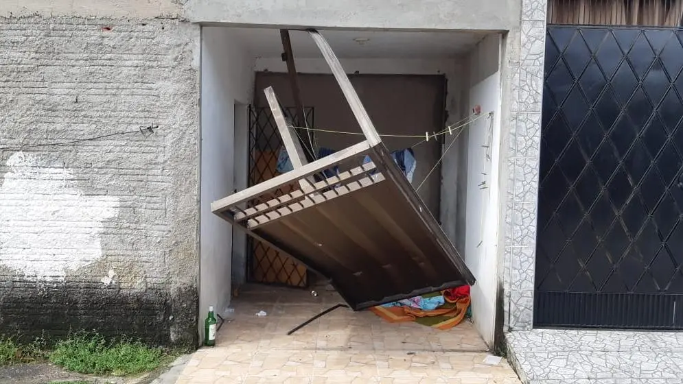 Chacina no Mondubim. Portão da casa derrubado