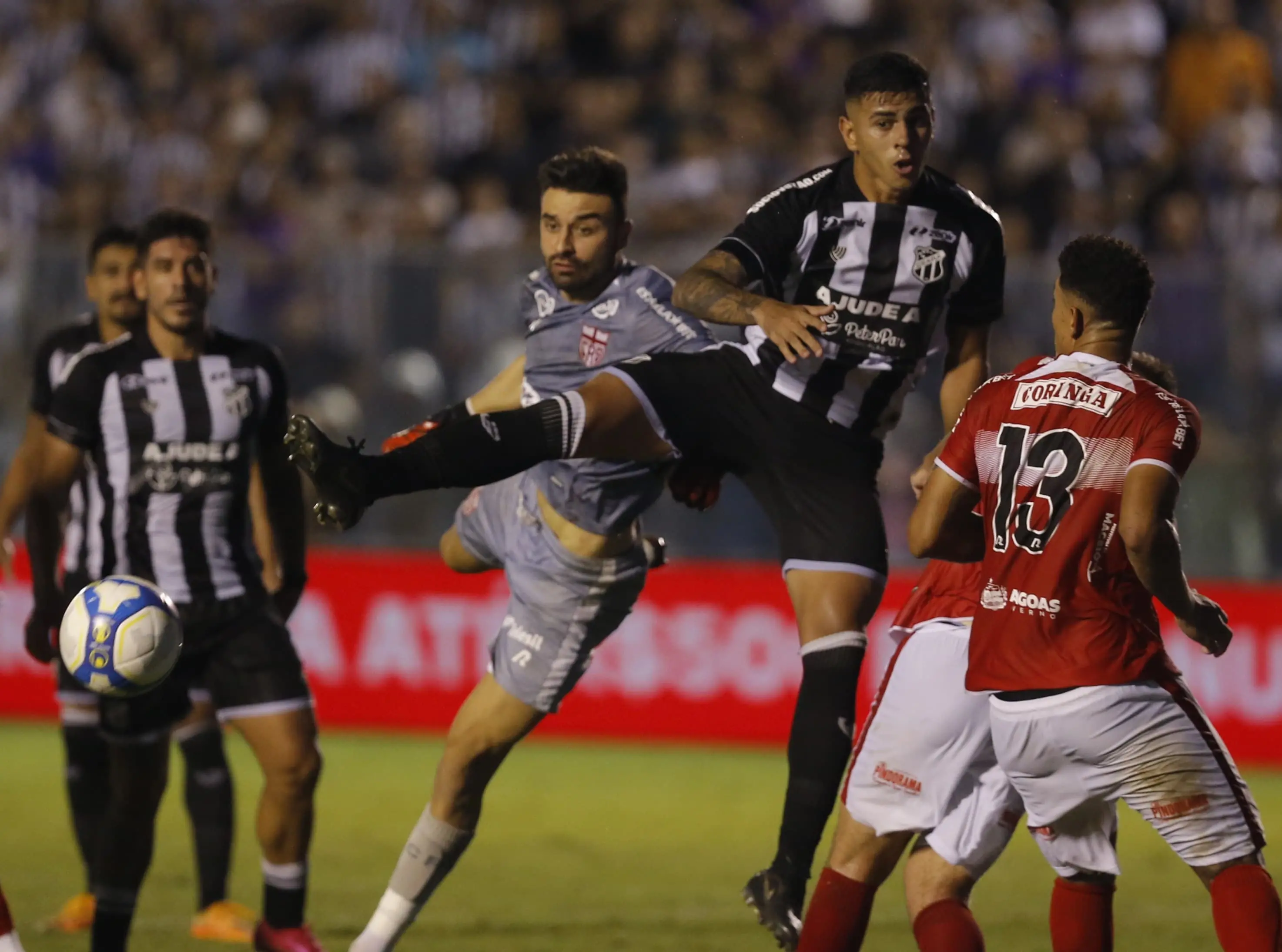 Jogadores de Ceará e CRB em disputa de bola