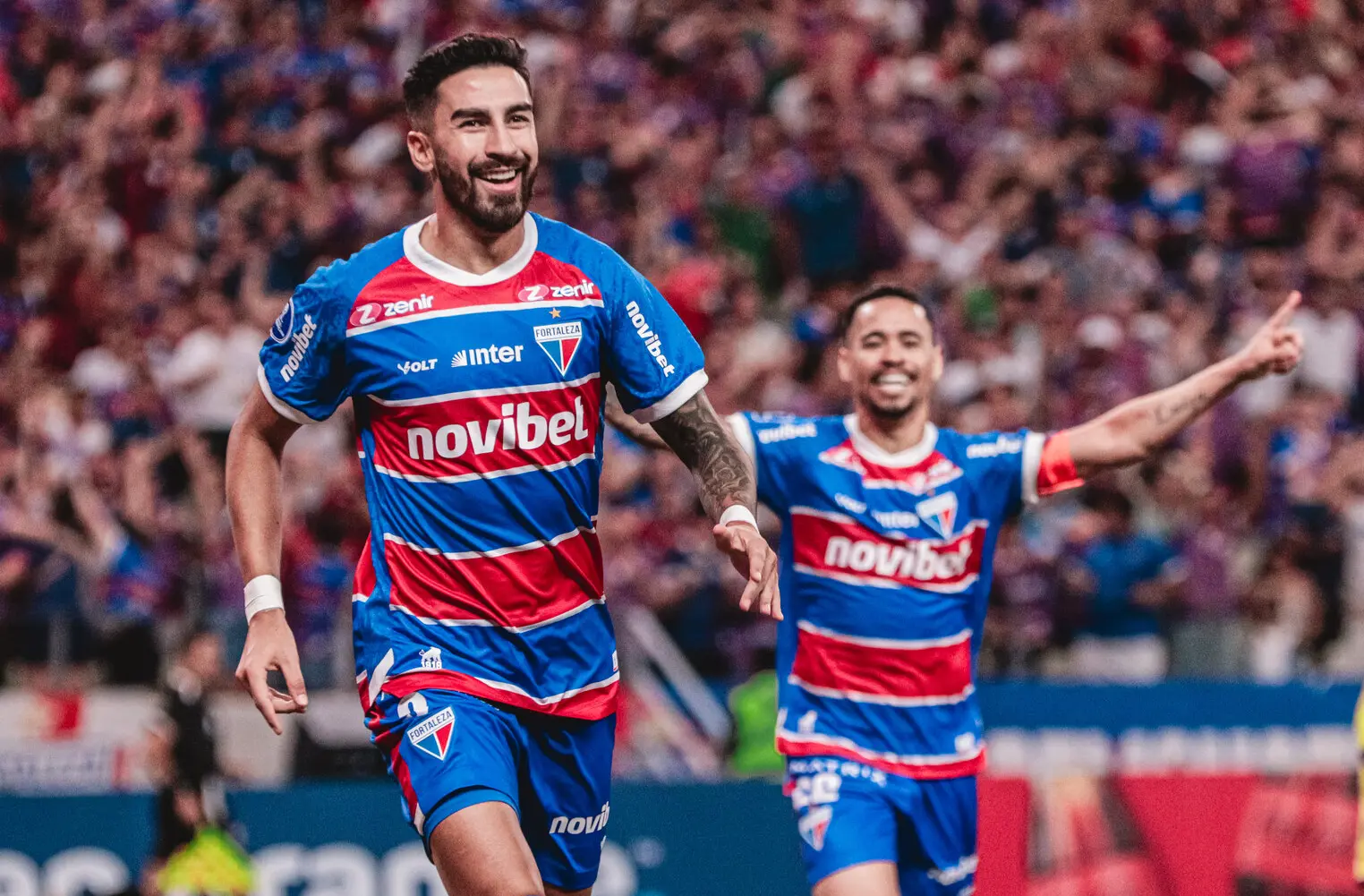 Atletas do Fortaleza comemoram gol