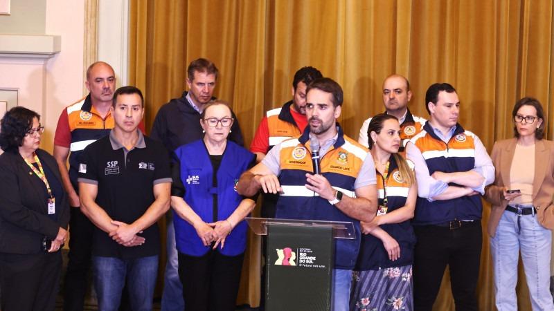Eduardo Leite em coletiva de imprensa