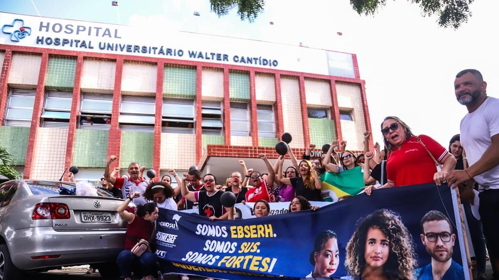 Trabalhadores em greve na frente do Hospital Universitário Walter Cantídio