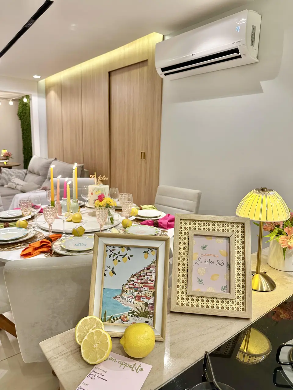 Use quadros para colocar imagens que remetam ao tema da mesa