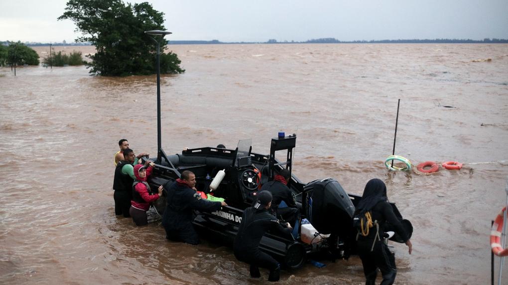 Operações de resgate foram suspensas temporariamente devido à previsão de chuva em Porto Alegre