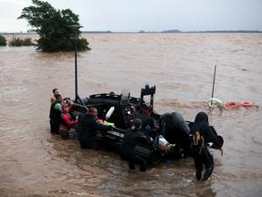 Operações de resgate foram suspensas temporariamente devido à previsão de chuva em Porto Alegre