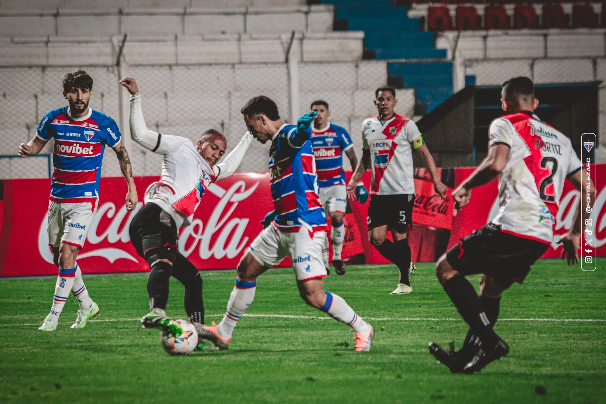 Jogadores de Fortaleza e Nacional Potosí disputam bola