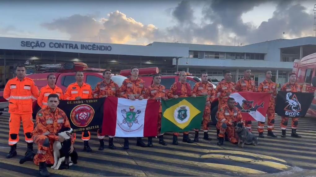 Imagem mostra grupo de bombeiros do Ceará enviado ao Rio Grande do Sul em 9 de maio de 2024