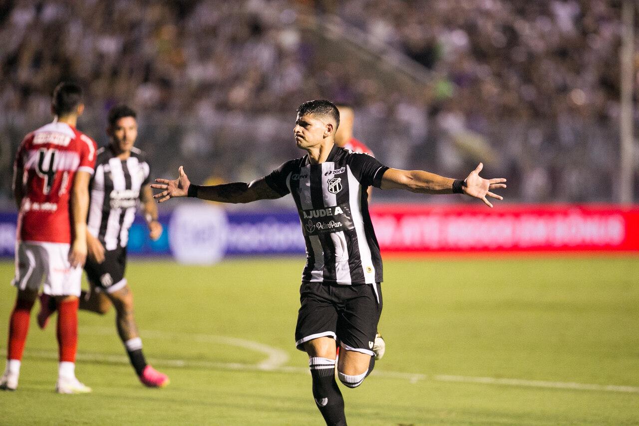 Atacante Facundo Barceló comemora gol com a camisa do Ceará diante do CRB, pela terceira rodada da Série B