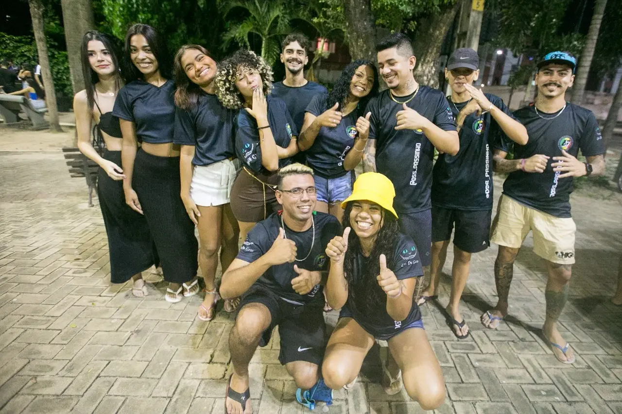 Parte da equipe OSS Passinho. Na frente, os irmãos Bully (diretor do projeto) e Inara (coordenadora)