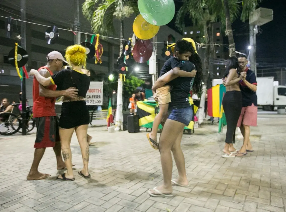 Nos eventos de reggae do passinho, há também momentos de reggae a dois. Na foto, Brayan dança com a mãe, Inara