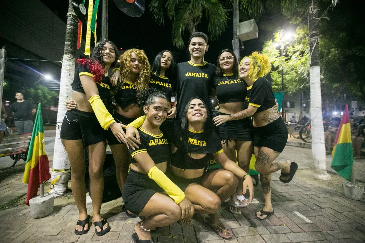 Parte do grupo Debocha Reggueiro em uma edição do Reggae do North, no Presidente Kennedy. Na frente, as instrutoras Pâmella e Jéssica