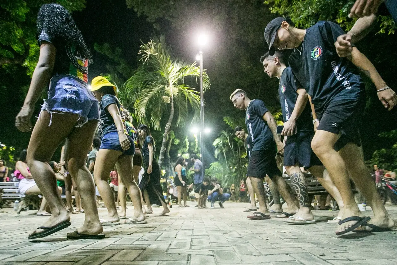 Jovens se reúnem para dançar em praças, centros culturais e festas
