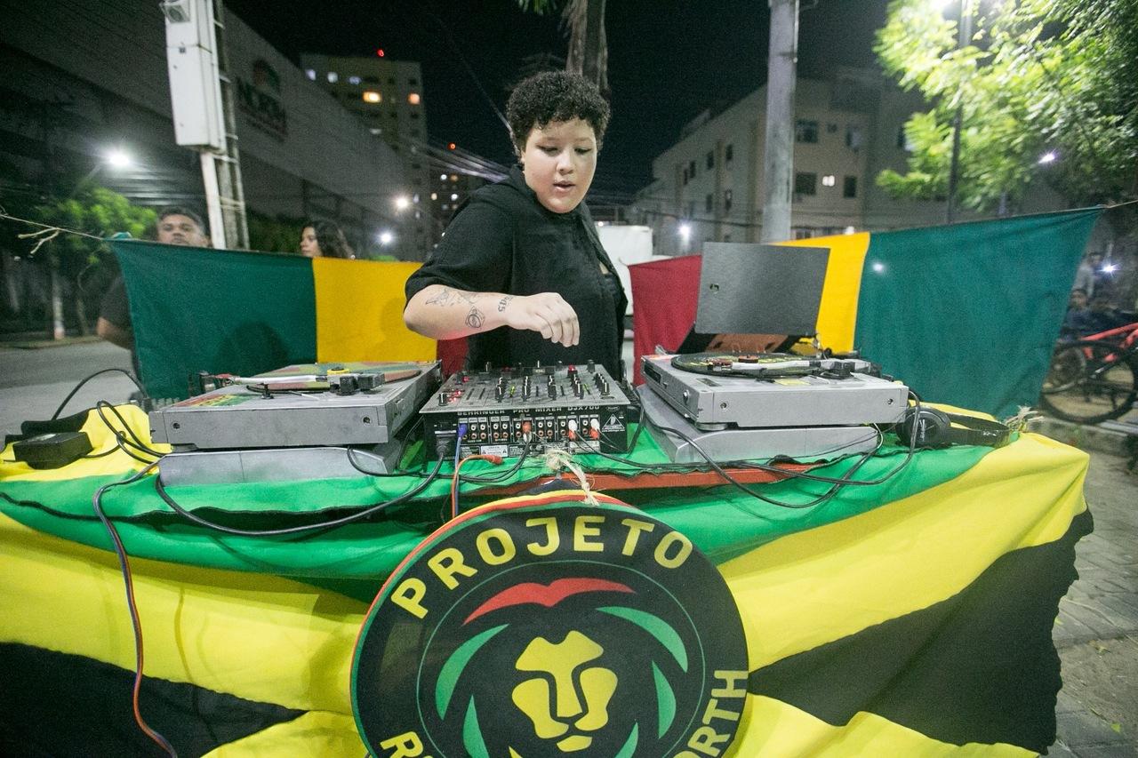 DJ Victoria System se dedica a divulgar o dancehall e o passinho