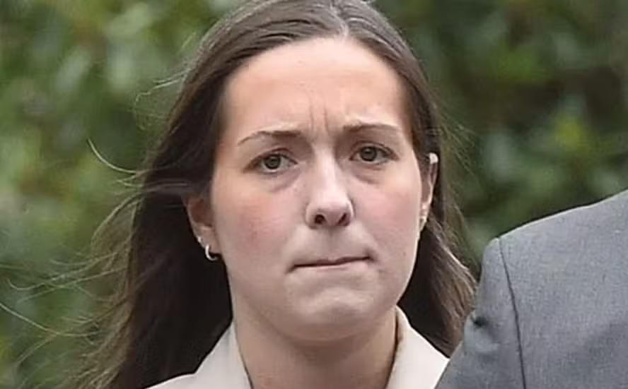 Rebecca é uma mulher branca, de cabelo longo e castanho