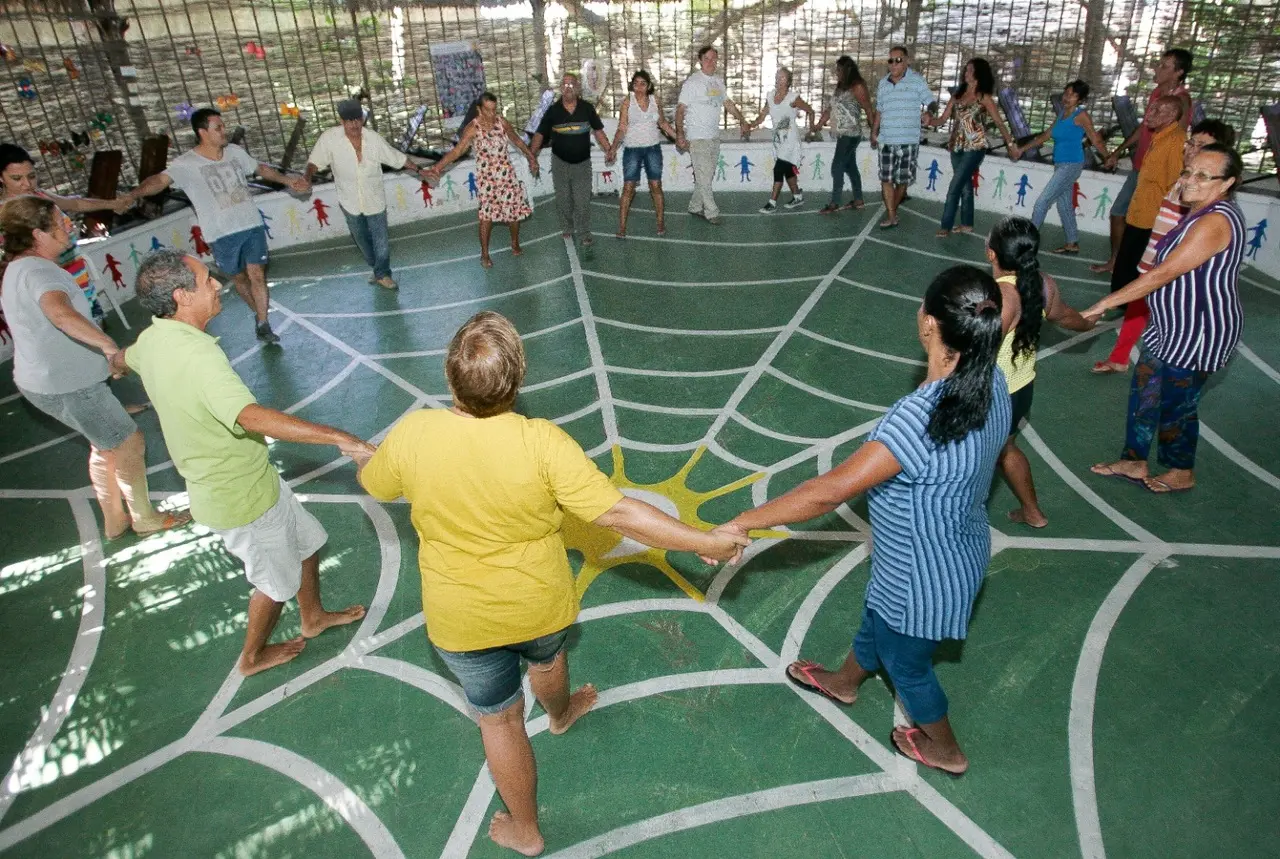 Participantes do Projeto 4 Varas em atividade realizada em círculo