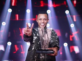 Victor Alves segurando prêmio do The Voice Brasil