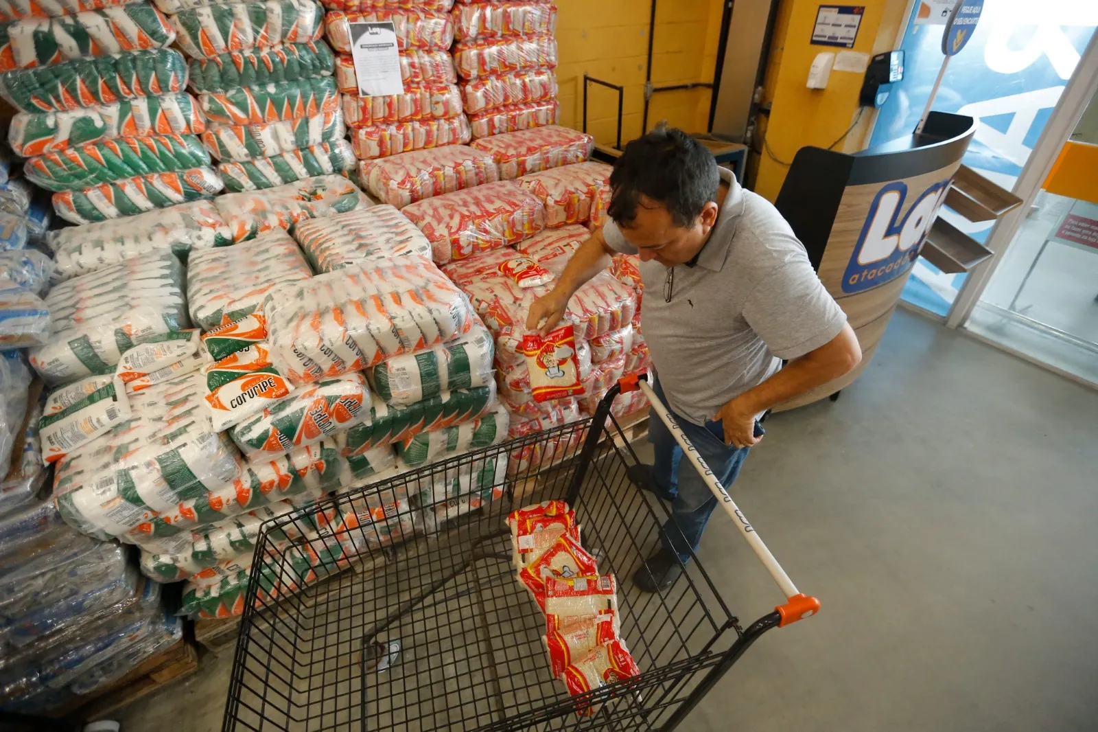 Comprar arroz de forma consciente, sem grandes estocagens, é ideal para evitar escalada de preços