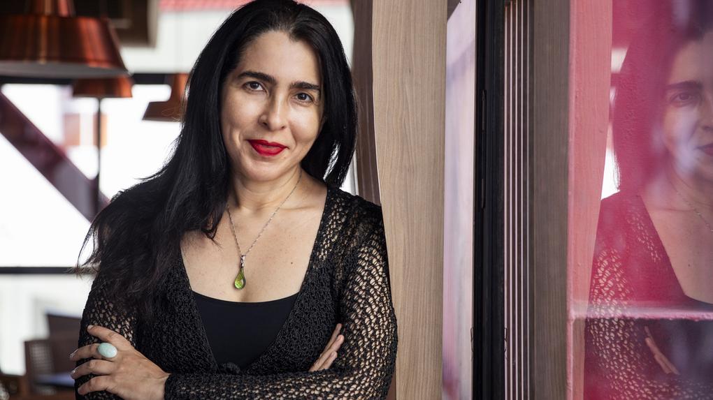 A autora cearense Tércia Montenegro lança romance sobre reflexos das histórias familiares na vida de cada um