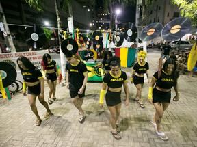 Reggae do passinho foi criado em Fortaleza em 2012. Na foto, grupo Debocha Reggueiro se apresenta no 