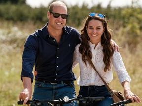 William e Kate em bicicletas em um campo