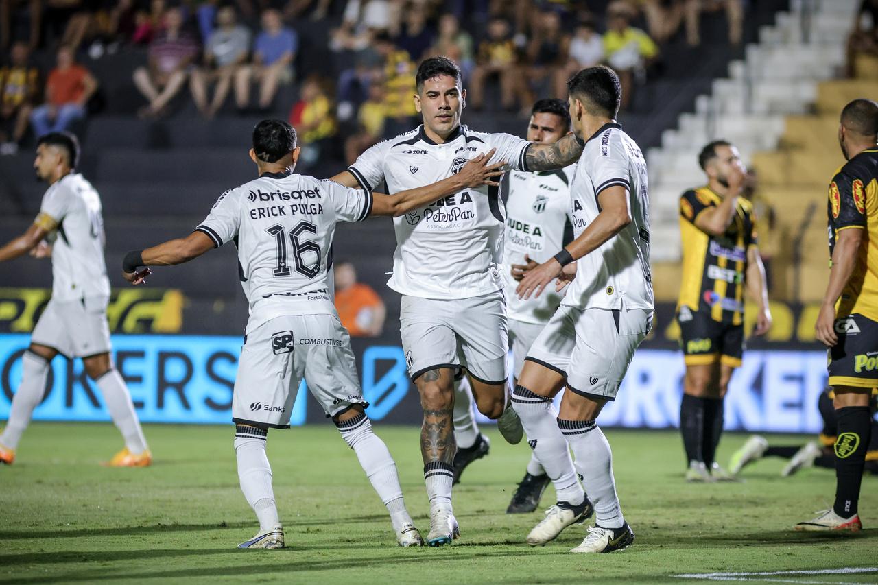 Foto de Recalde comemorando gol em partida entre Novorizontino e Ceará