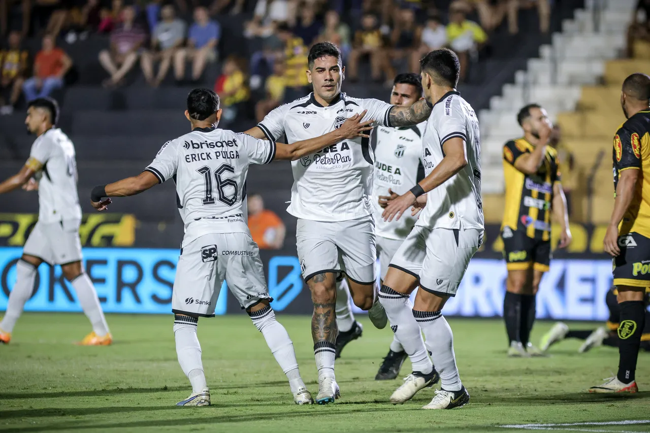 Recalde comemora gol em partida entre Novorizontino e Ceará