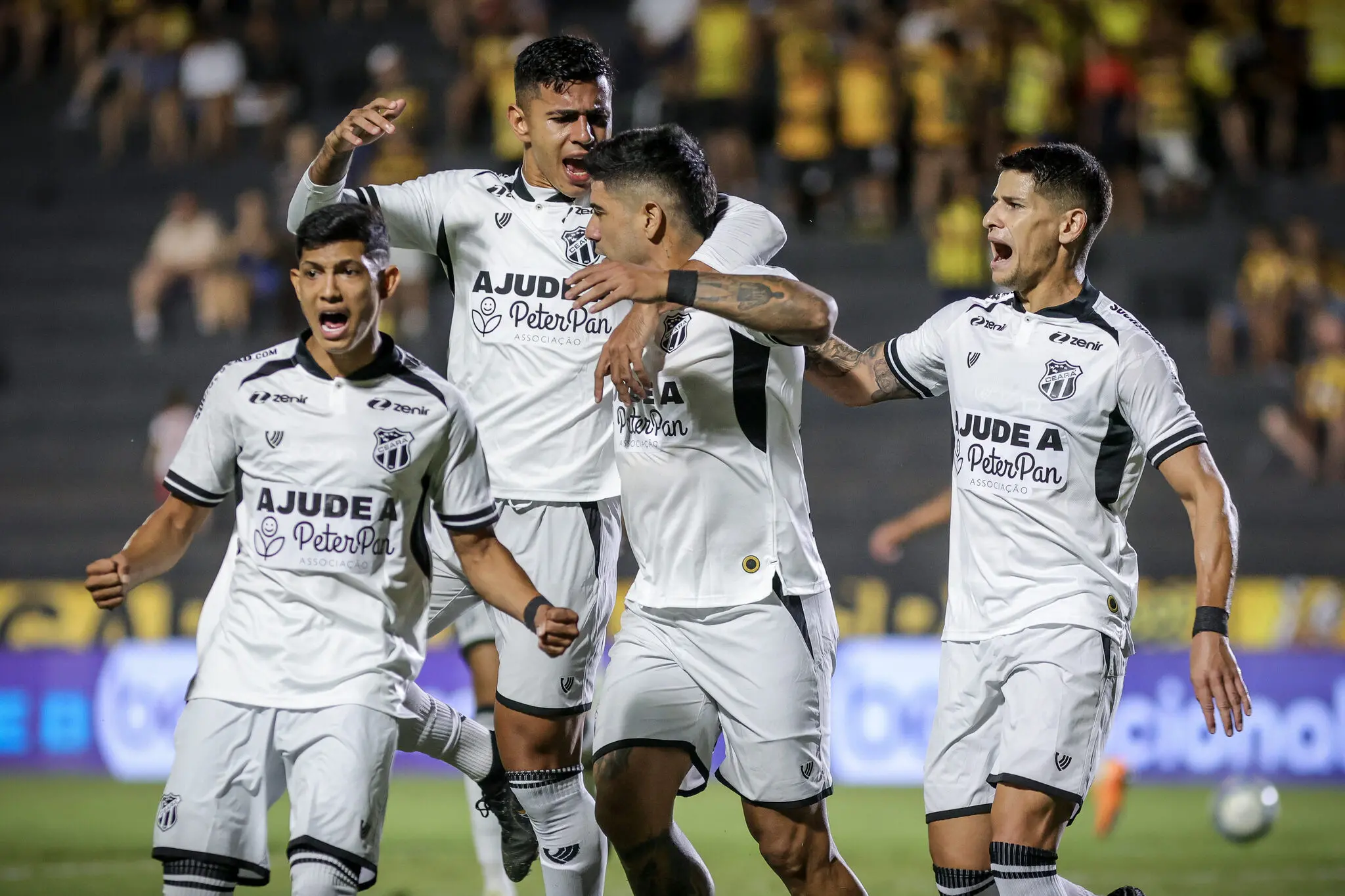 Jogadores do Ceará comemoram gol marcado por Jorge Recalde