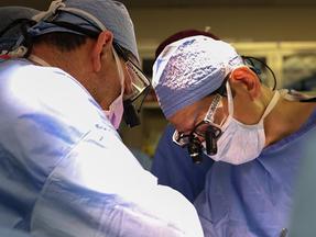 Imagems de profissionais da saúde realizado cirurgia