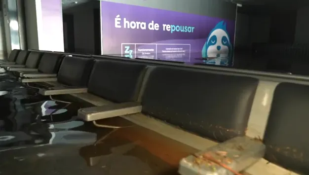 Saguão do Aeroporto Salgado Filho, em Porto Alegre. É possível observar a sujeira da água se acumulando pelos bancos do local