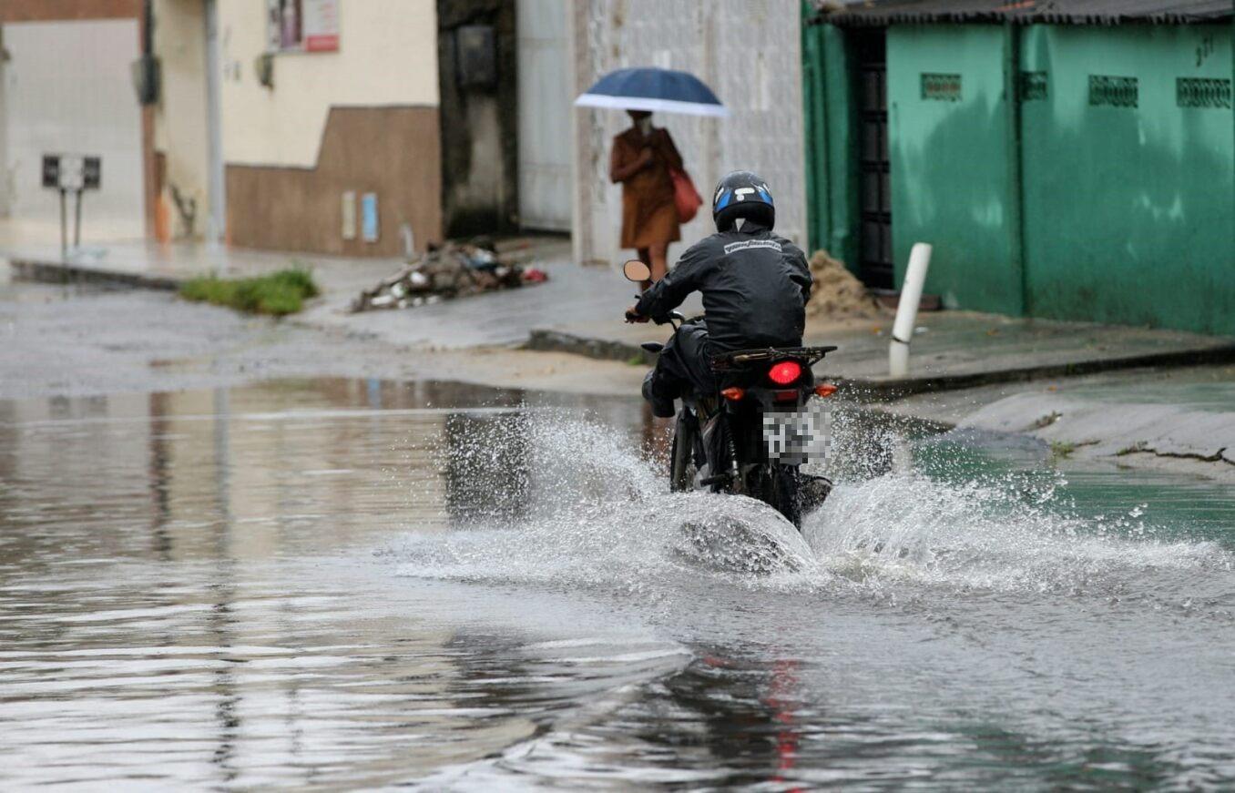 Rua alagada após chuva em Fortaleza