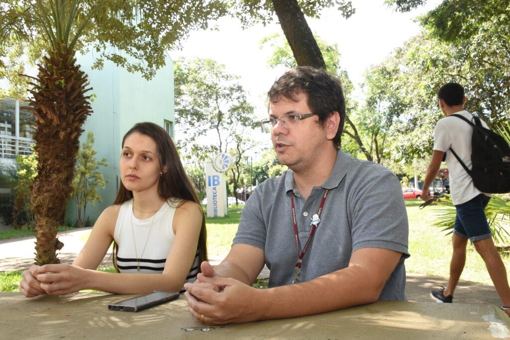 Bióloga Julia Forato com o professor e pesquisador José Luiz Modena