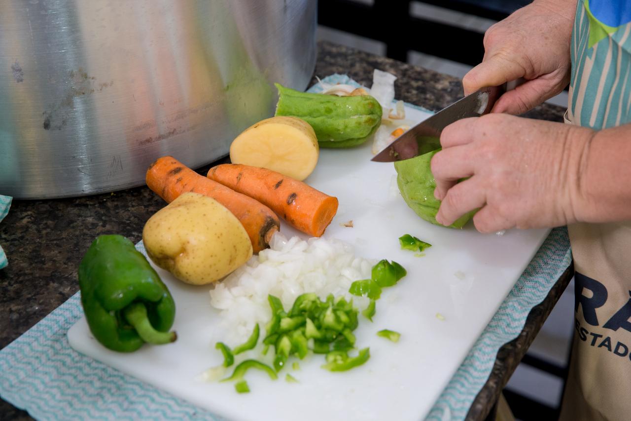 Legumes sendo cortados