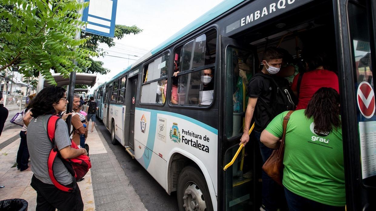 Passageiros embarcam em ônibus de Fortaleza