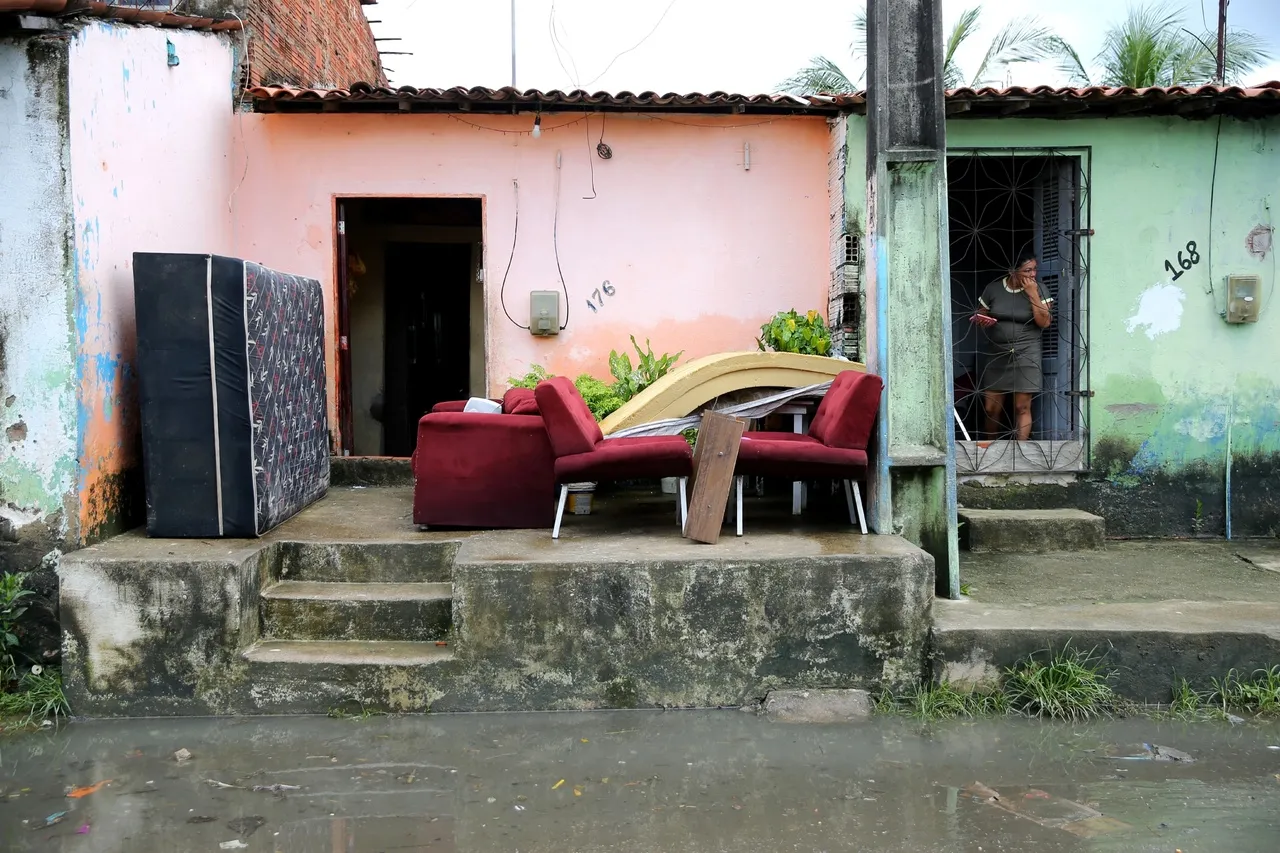 Moradores tiveram de colocar materiais para secar no Sol