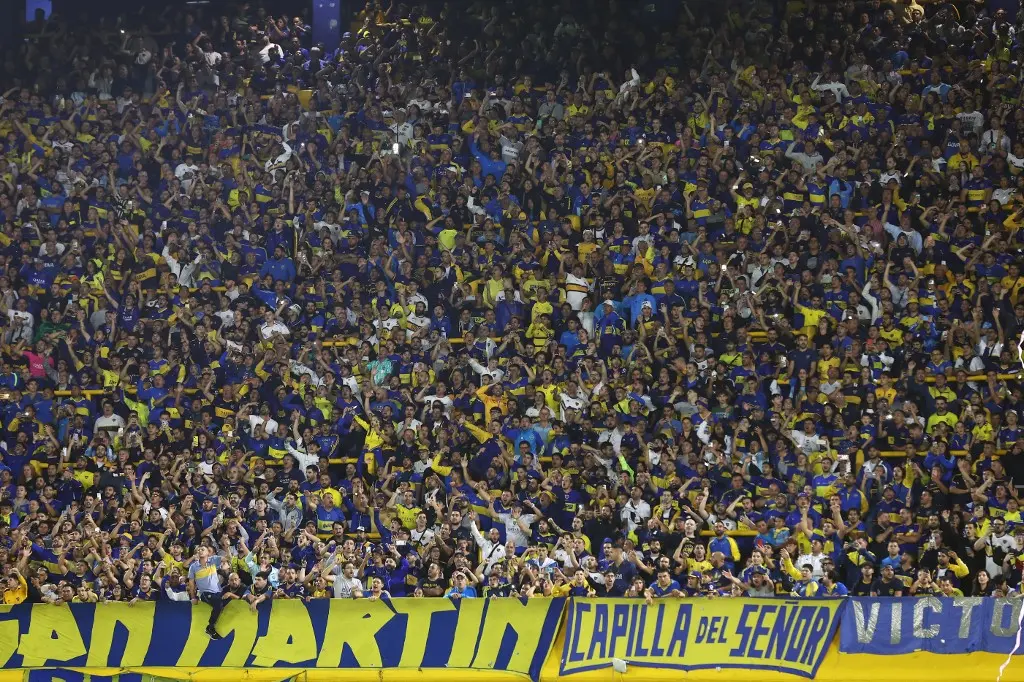 imagem mostra torcedores