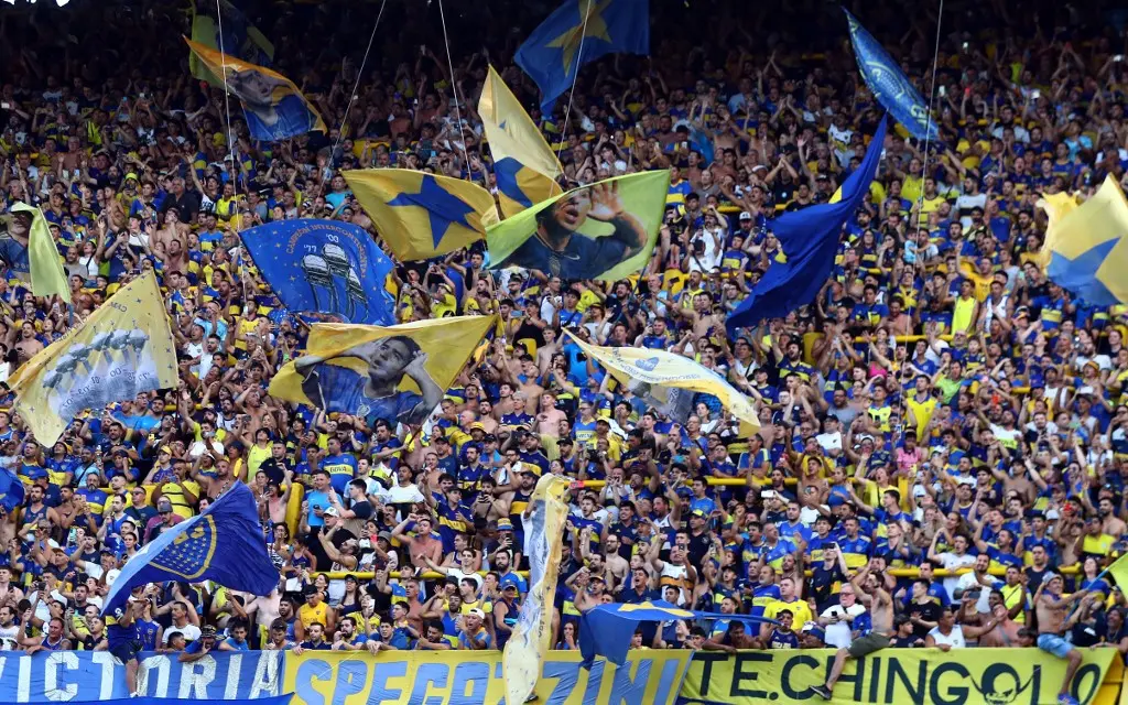 imagem mostra torcedoras