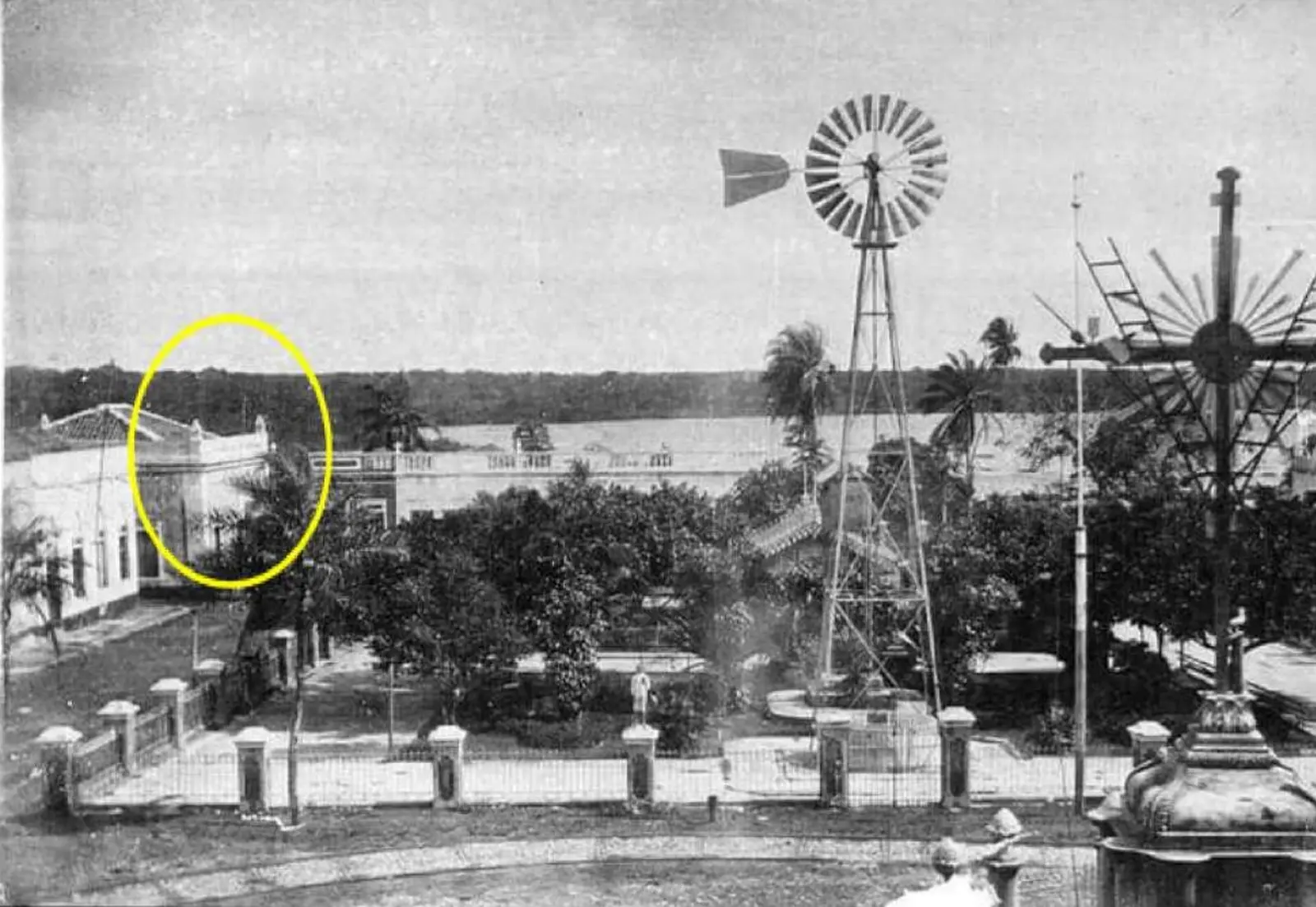 Praça Alfredo Weyne, atual Mano Albano, e ao fundo a Casa de Câmara e Cadeia