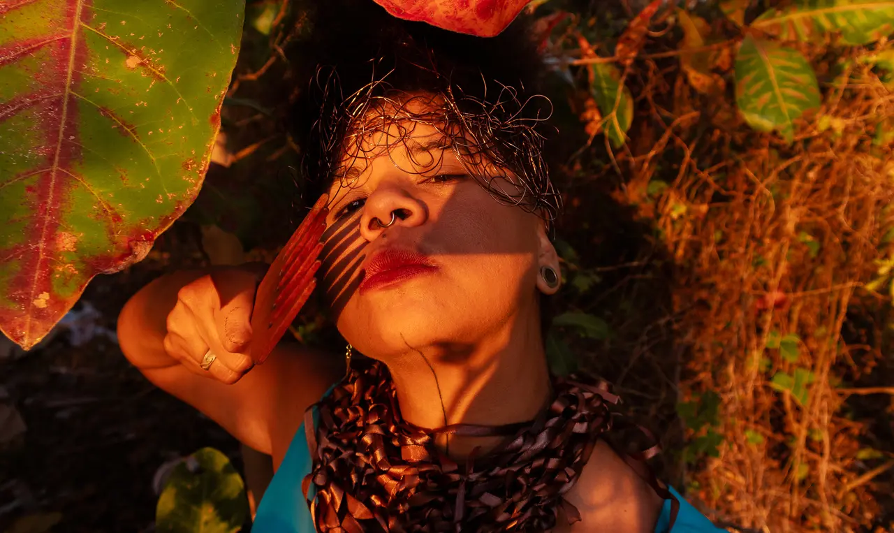 No trabalho, Kaya explora temas como racialidade e a relação do cenário urbano com a natureza