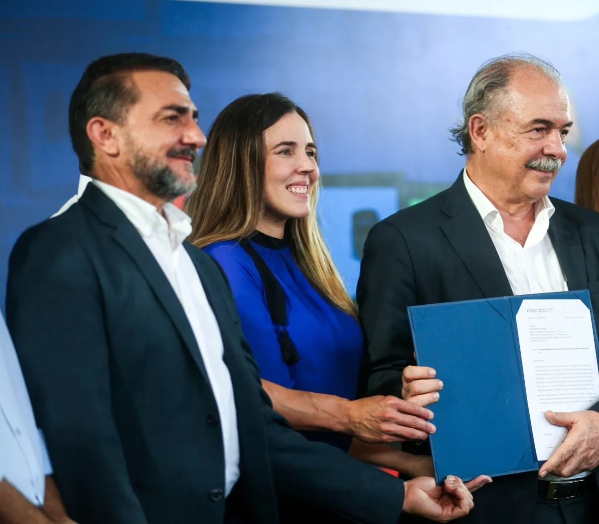 Roberto Nogueira ao lado da governadora em exercício do Ceará, Jade Romero, e do presidente do BNDES, Aloízio Mercadante, na assinatura do financiamento para 5G em favelas da Grande Fortaleza