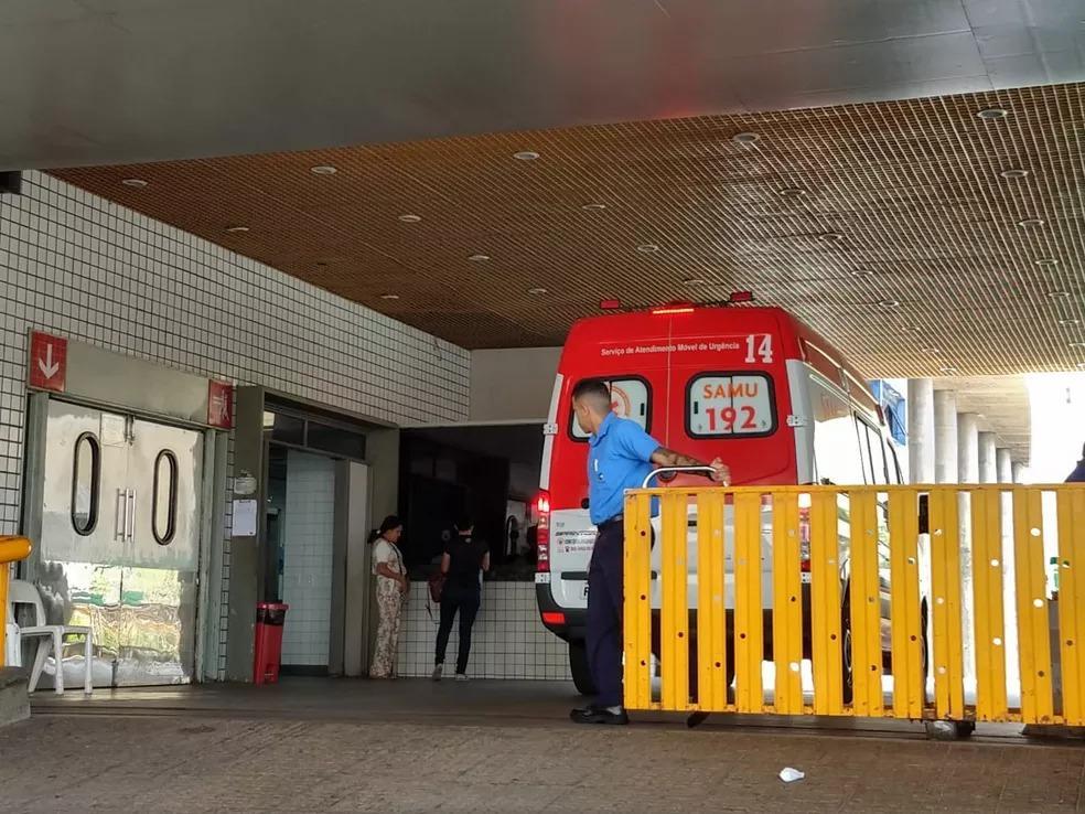 Entrada do IJF, em Fortaleza, com ambulância e pessoas na rampa