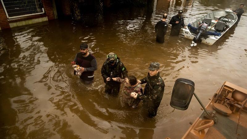 Imagem da tragédia no Rio Grande do Sul mostra resgate de pessoas em meio a inundações