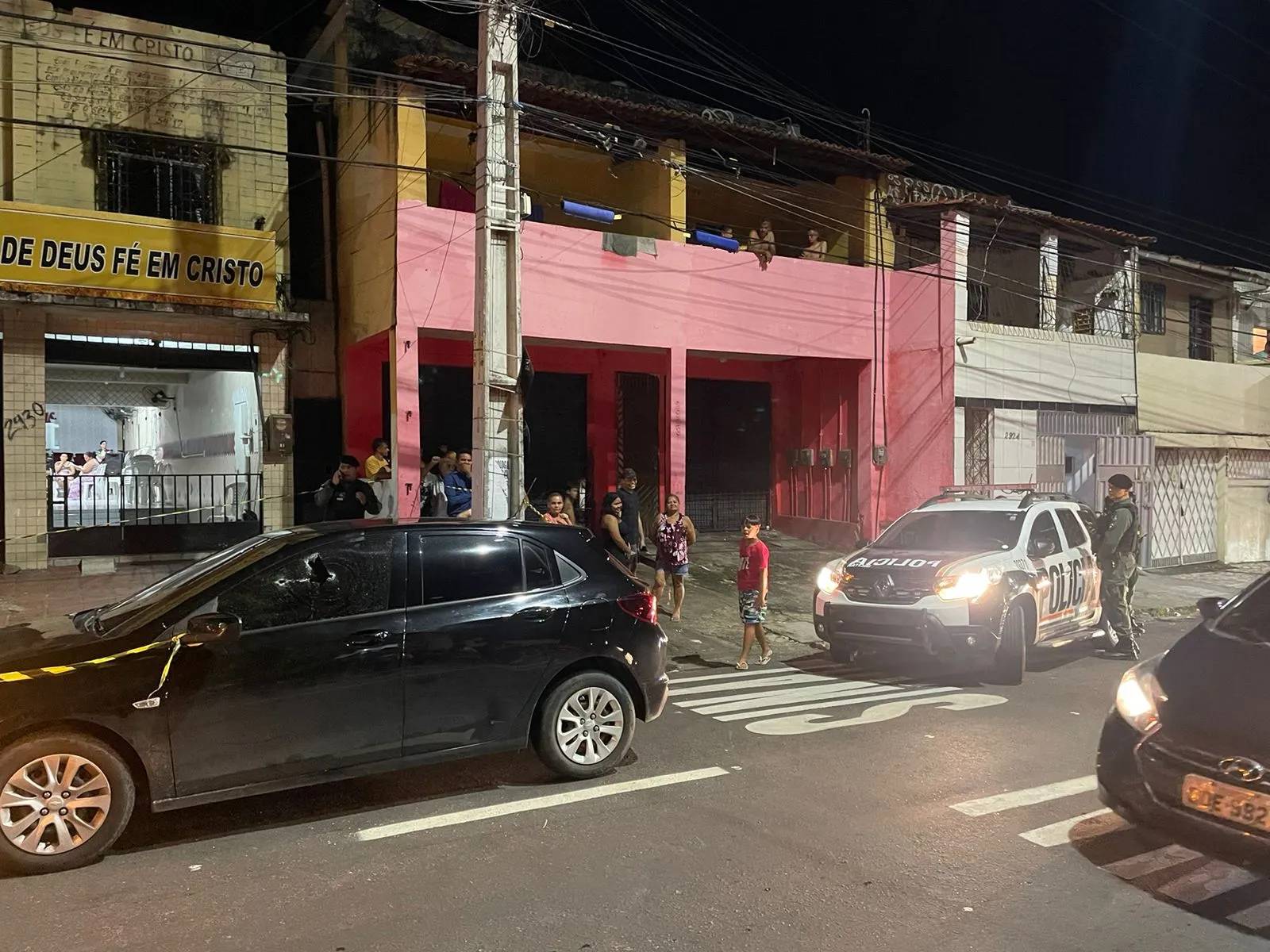 Equipes da Polícia Civil do Estado do Ceará (PCCE) e da Polícia Militar do Ceará (PMCE) foram ao local do crime