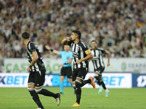 Foto de Ramon Menezes comemorando gol pelo Ceará